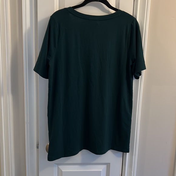 Zenana Short Sleeve V-neck tee NWT - Picture 3 of 7